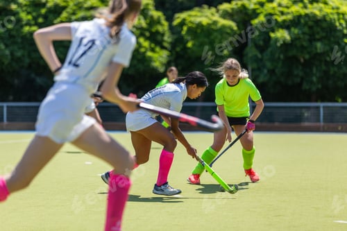 Visualização: Duas jogadoras de hóquei em campo lutando pela bola em campo