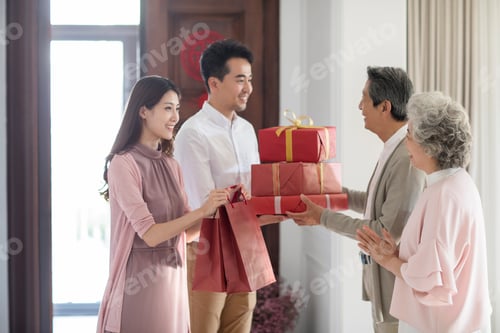 Vista previa: Young couple visiting their parents during Chinese new year