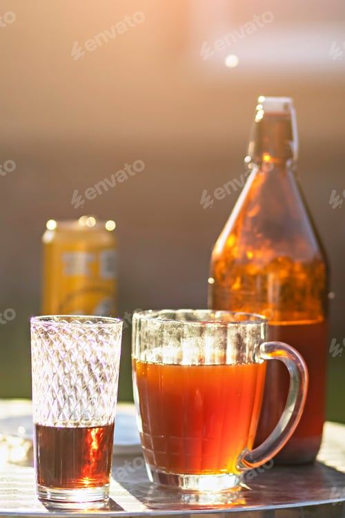 Bebidas de diferentes colores en una mesa en el patio trasero de una casa de campo