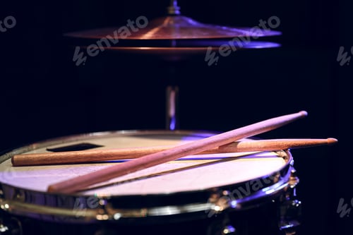 Preview: Close up shot of drumsticks lie on a snare drum.
