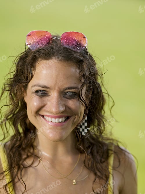 Preview: Woman looking and smiling into camera