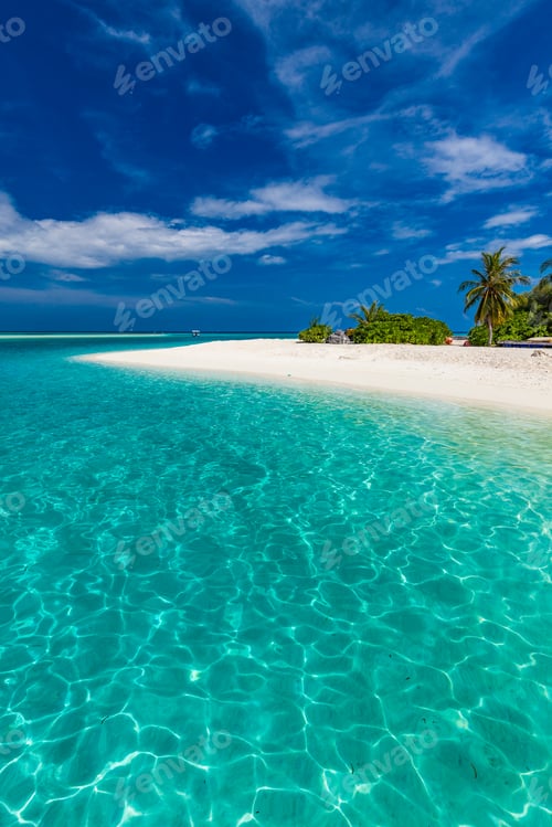 Preview: White sandy beach in Maldives with amazing blue lagoon