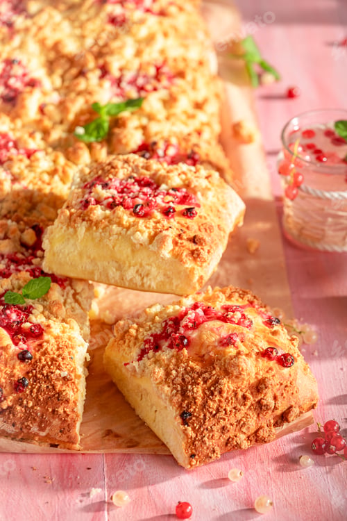 Preview: Hot red currant yeast cake as fresh dessert.