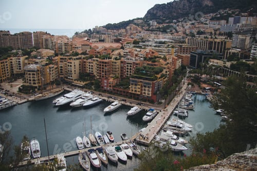 Vorschau: Blick von oben auf den Pier im Fürstentum Monaco