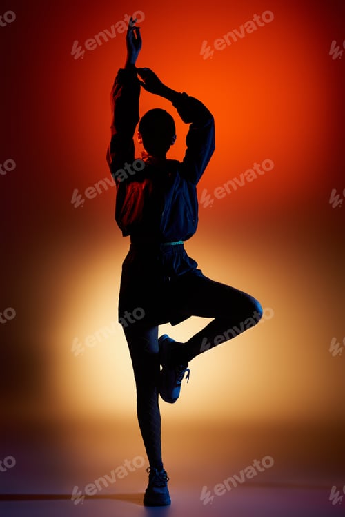Preview: Fashionable young woman posing creatively in studio with vibrant gradient background