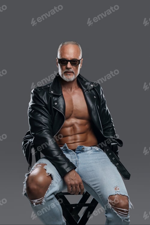 Preview: Charismatic muscular male model of mature age