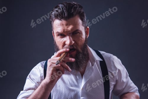 Preview: Stylish bearded man