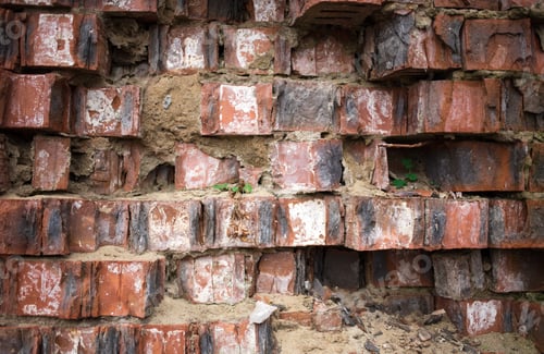 Visualização: Vista aproximada de uma parede suja de tijolos vermelhos.