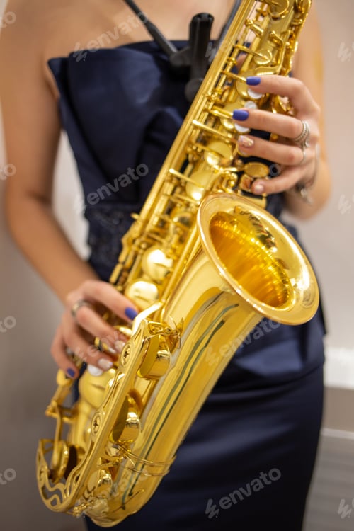 Visualização: Young woman jazz musician playing the saxophone, closeup image