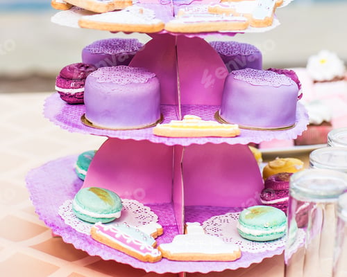 Preview: Delicious and tasty dessert table with cupcakes