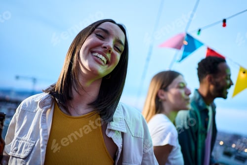 Preview: Smiling Woman Celebrates with Friends Outdoors