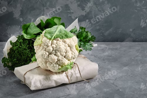 Vorschau: Blumenkohl, auf grauem Hintergrund, umweltfreundliche Verpackung, Kopierraum.