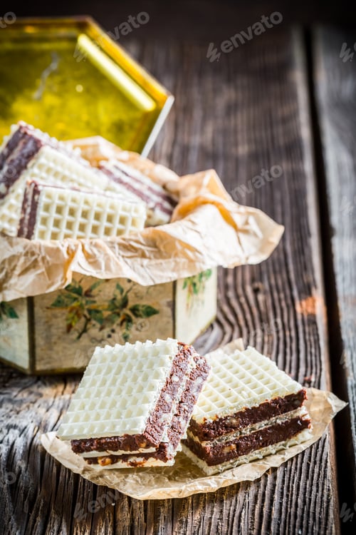 Preview: Sweet wafers with chocolate and hazelnut in old box