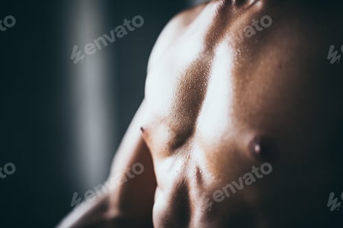 Preview: Muscular bodybuilder guy showing in gym