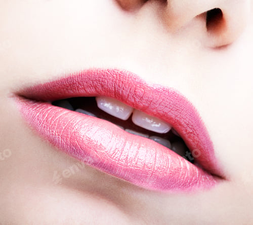 Preview: Closeup Shot Of Female Mouth Makeup