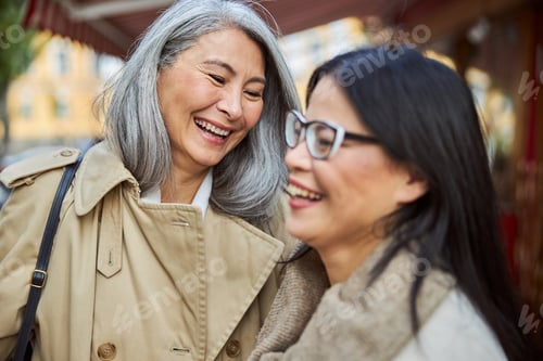 Preview: Cheerful female friends spending time together outdoors
