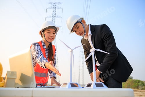 Preview: Outdoor meeting between engineers on construction site