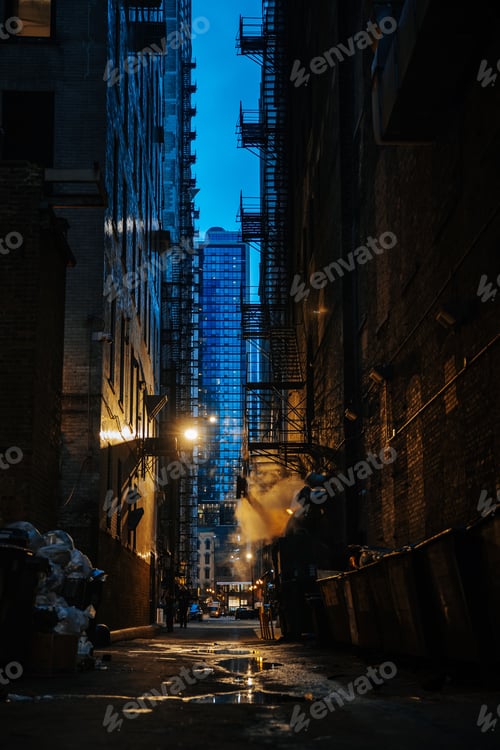 Preview: Narrow alleyway illuminated by a street lamp in Chicago