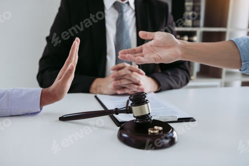 Preview: Divorce by two lovers went to the lawyer's office. The husband tried to plead