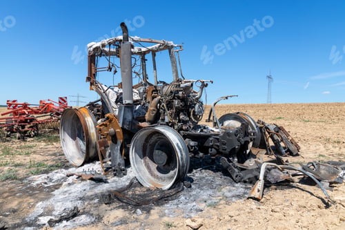 Preview: Tractor with trailer on field burned down