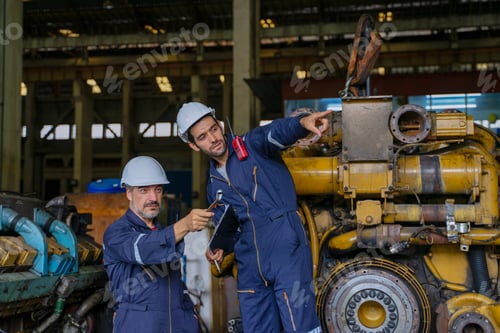 Vista previa: Los técnicos trabajan en el taller de reparación de motores de trenes.
