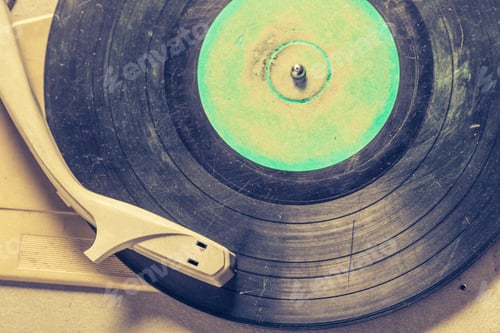 Preview: Old gramophone and old black vinyl records.