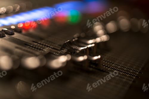 Preview: fader digital mixing console with volume meter