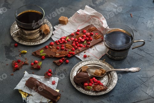 Vorschau: Tassen Kaffee mit Schokolade auf Steingrund.