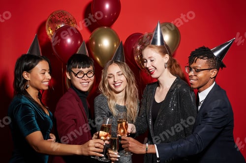 Visualização: Grupo multiétnico de amigos brindando na festa
