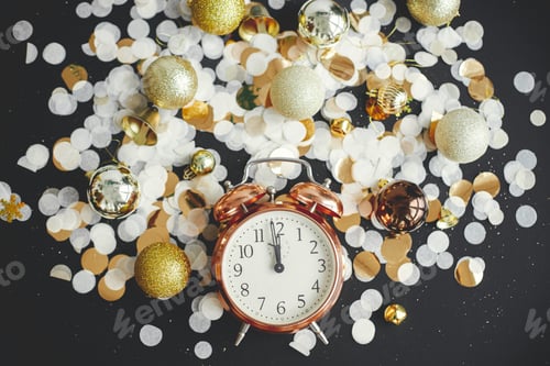 Visualização: Feliz Ano Novo! Relógio retrô estiloso, enfeites de glitter de natal e confetes dourados de formato plano