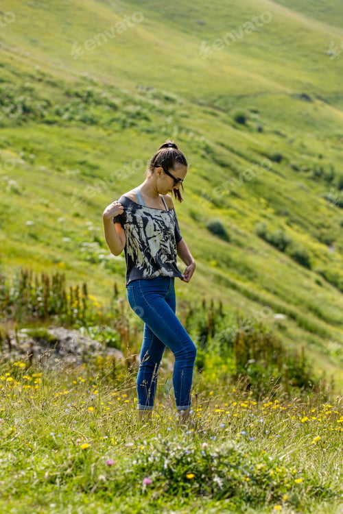 Preview: young woman travels in the mountains.
