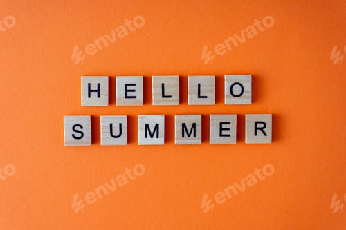 Vorschau: Hallo Sommerwort. Die Phrase ist in Holzbuchstaben von oben angeordnet. Motivation. Orangefarbene Flachlage