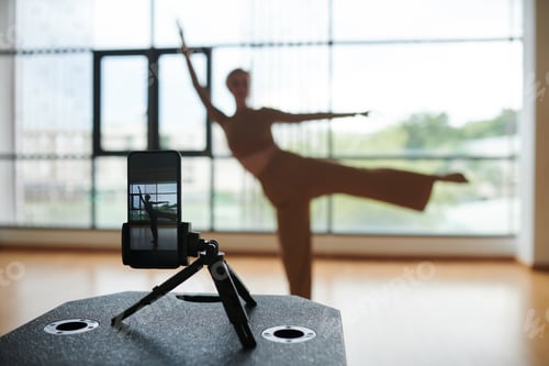 Preview: Smartphone Filming Dancing Woman