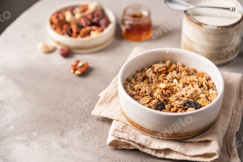 Preview: Bowl of granola and mixed nuts on table