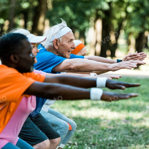 Preview: selective focus of cheerful senior man with outstretched hands near multicultural pensioners