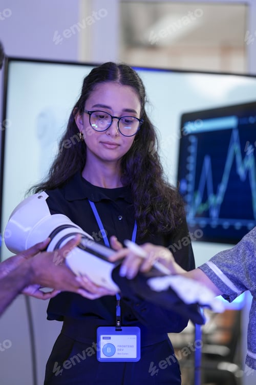 Vista previa: Un equipo de robótica desarrolla una nueva extremidad biónica e inspecciona el prototipo