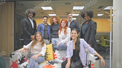 Предпросмотр: Разнообразная деловая команда позирует вместе в современной офисной обстановке.