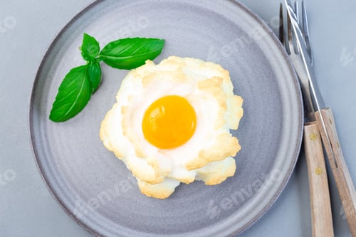Preview: Trendy cloud or fluffy egg dish on gray plate, horizontal, top view
