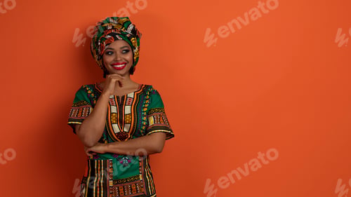 Preview: Stunning black woman in african costume looking at copy space