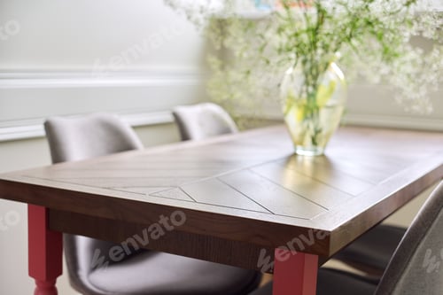 Vista previa: Wooden oak table in living room interior, on table vase with flowers, chairs