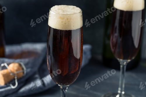 Preview: Refreshing Cold Black Velvet Cocktail