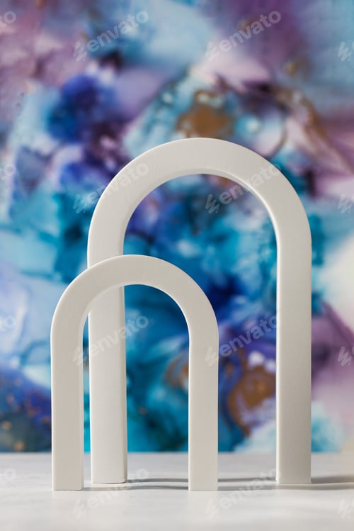 Preview: An arch for the presentation of your product on a blue watercolor background. Layout