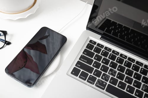 Preview: Charging smartphone battery with wireless charger device