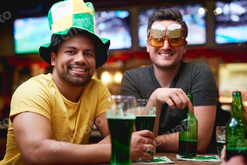 Preview: Men with leprechaun's hat and beer celebrating Saint Patrick's Day