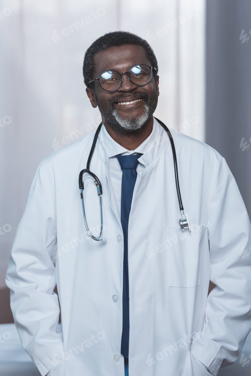 Preview: Smiling Doctor Wearing Stethoscope in Professional Studio