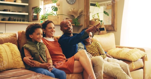 Visualização: Faça uma pausa, transmita e assista TV com a família mesclada no sofá da sala de estar de casa juntos. Chann