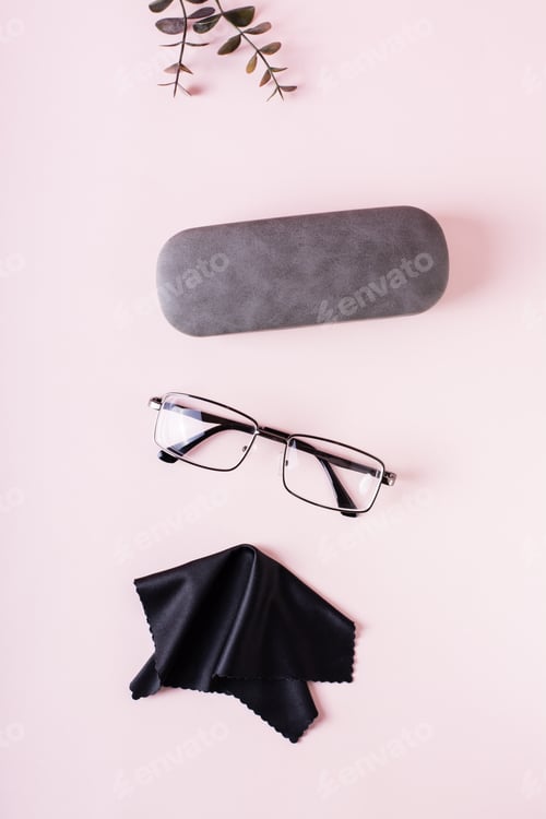 Preview: Case, glasses and cleaning cloth on a pink background. Storage and care. Top and vertical view