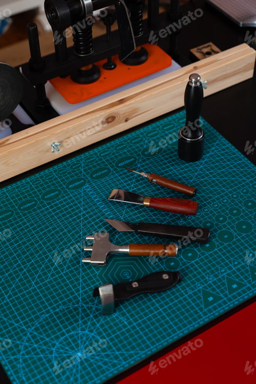 Preview: Leathercraft hand tools on cutting mat