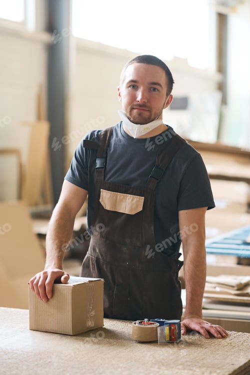 Preview: Worker packing boxes at warehouse