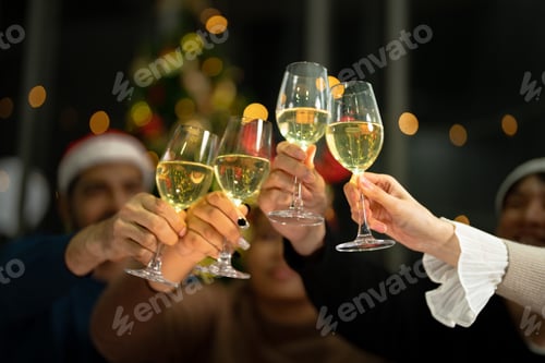 Visualização: feche taças de champanhe tilintando com iluminação.